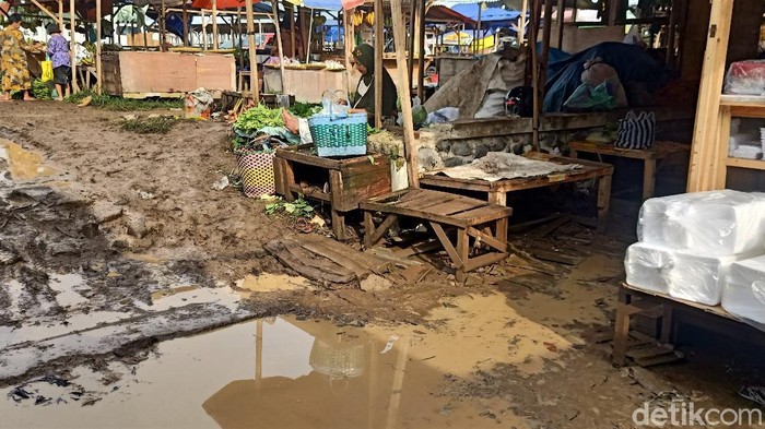 Kondisi Terkini Pasar Darurat Banjarnegara Usai Direndam Banjir Pasar sayur darurat di Banjarnegara terendam banjir kemarin malam hingga dini hari. Bagaimana kondisinya saat ini usai direndam banjir?