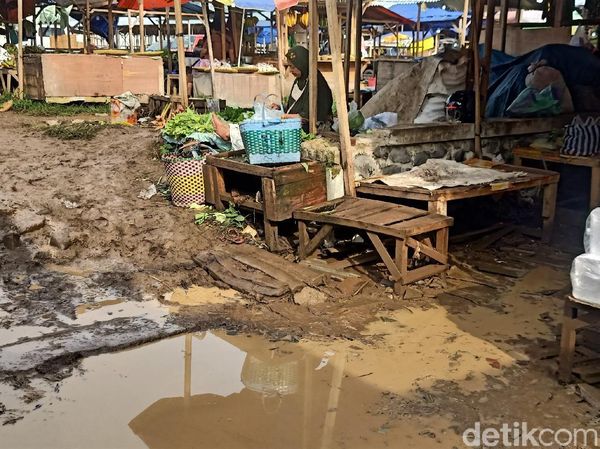 Kondisi Terkini Pasar Darurat Banjarnegara Usai Direndam Banjir