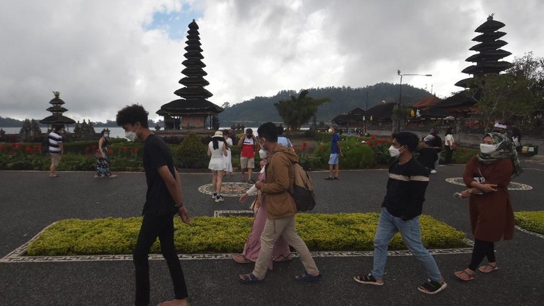 KUNJUNGAN WISATA DI ULUN DANU BERATAN BALI Wisatawan menikmati pemandangan objek wisata Ulun Danu Beratan saat liburan Maulid Nabi Muhammad SAW di Tabanan, Bali, Rabu (20/10/2021). Jumlah kunjungan wisatawan di objek wisata tersebut mengalami peningkatan dengan rata-rata 300 orang pada hari libur dan 100 orang pada hari biasa yang didominasi wisatawan domestik sejak dibuka pada Jumat (10/9/2021). ANTARA FOTO/Nyoman Hendra Wibowo/aww.