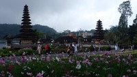 Wisatawan menikmati pemandangan objek wisata Ulun Danu Beratan saat liburan Maulid Nabi Muhammad SAW di Tabanan, Bali, Rabu (20/10/2021).