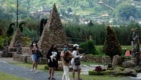 Wisatawan menikmati pemandangan objek wisata Ulun Danu Beratan saat liburan Maulid Nabi Muhammad SAW di Tabanan, Bali, Rabu (20/10/2021).