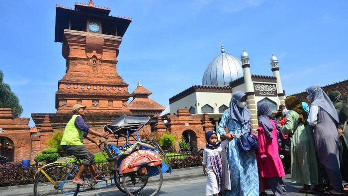 Kompleks Masjid Menara Kudus ramai didatangi wisatawan saat libur Maulid Nabi Muhammad SAW. Tak sedikit wisatawan yang datang ke sana bersama anggota keluarga.
