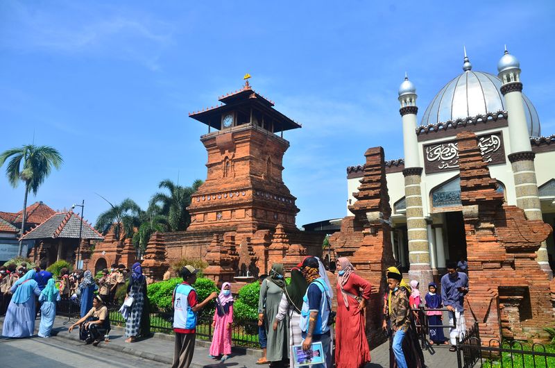 Kompleks Masjid Menara Kudus ramai didatangi wisatawan saat libur Maulid Nabi Muhammad SAW. Tak sedikit wisatawan yang datang ke sana bersama anggota keluarga.