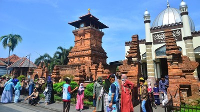 Libur Maulid Nabi, Masjid Menara Kudus Ramai Wisatawan