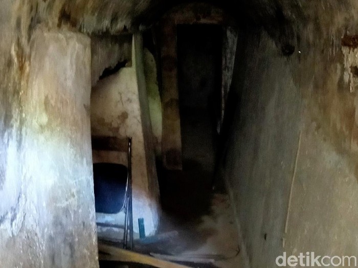 Ada lorong bawah tanah di Kodim 0825 Banyuwangi. Sertu Dwi Panji, anggota Koramil Kota Banyuwangi pernah masuk ke dalam lorong yang penuh misteri itu.