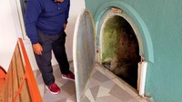 Bahkan saking pengapnya, sampai-sampai mulut lorong diberi penutup pintu.