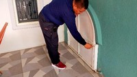Petugas menunjukan lorong misterius di di kawasan Markas Komando Distrik Militer (Kodim) 0825 Banyuwangi, Rabu (20/10/2021).