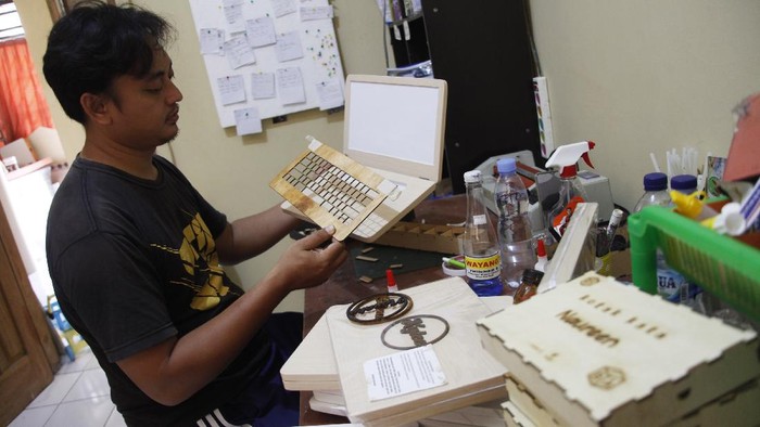 MAINAN EDUKASI LAPTOP KAYU Perajin membuat mainan edukasi laptop kayu di rumah produksi Pobeeid, Gentan, Sukoharjo, Jawa Tengah, Rabu (20/10/2020). Mainan edukasi tersebut dipasarkan secara daring untuk menjangkau pasar yang lebih luas dan banyak dipesan pembeli untuk merangsang kecerdasan kinestetik, logika, dan daya visual anak-anak. ANTARAFOTO/Maulana Surya/aww.