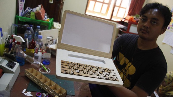 Perajin membuat mainan edukasi laptop kayu di rumah produksi Pobeeid, Gentan, Sukoharjo, Jawa Tengah, Rabu (20/10/2020). Mainan edukasi tersebut dipasarkan secara daring untuk menjangkau pasar yang lebih luas dan banyak dipesan pembeli untuk merangsang kecerdasan kinestetik, logika, dan daya visual anak-anak. ANTARAFOTO/Maulana Surya/aww.