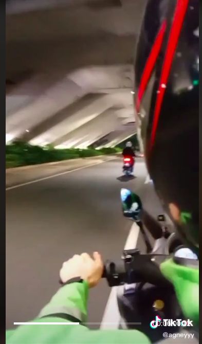Janjian Sama Teman, Wanita Ini Akhirnya Malah Makan Bareng Driver Ojol