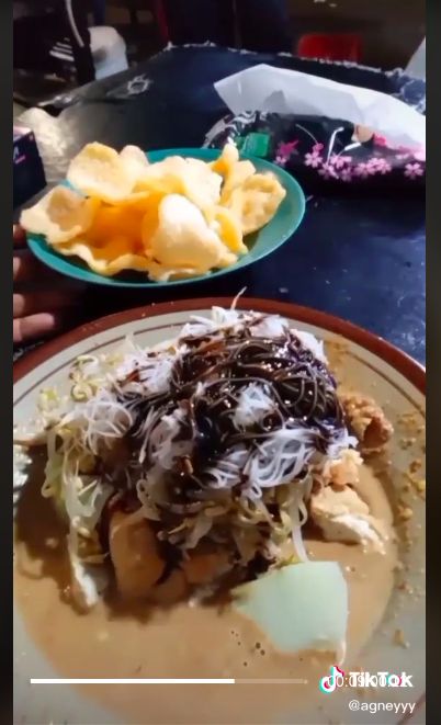 Janjian Sama Teman, Wanita Ini Akhirnya Malah Makan Bareng Driver Ojol