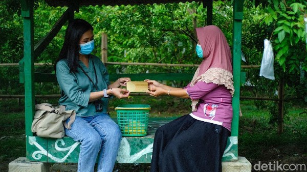 Widayati juga mengaku sangat bersyukur atas bantuan pinjaman modal yang telah diberikan dari Bank BRI untuk bertahan dan melebarkan sayap usahanya agar tetap tumbuh dan berkembang ditengah pandemi COVID-19. Widayati juga mengaku sangat bersyukur atas bantuan pinjaman modal yang telah diberikan dari Bank BRI untuk bertahan dan melebarkan sayap usahanya agar tetap tumbuh dan berkembang ditengah pandemi COVID-19.