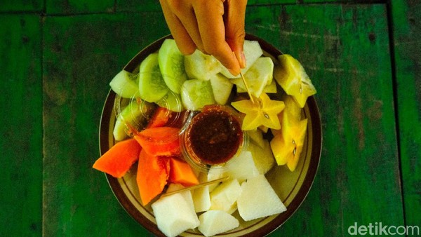 Tak hanya buah Belimbing yang dijajakkan di agrowisata ini. Mereka juga menyediakan beberapa buah yang ditanam dikebun ini. Kalau mau asyik lagi, belimbing bisa dicampur dengan buah lain untuk dihidangkan menjadi rujak. Tak hanya buah Belimbing yang dijajakkan di agrowisata ini. Mereka juga menyediakan beberapa buah yang ditanam dikebun ini. Kalau mau asyik lagi, belimbing bisa dicampur dengan buah lain untuk dihidangkan menjadi rujak.