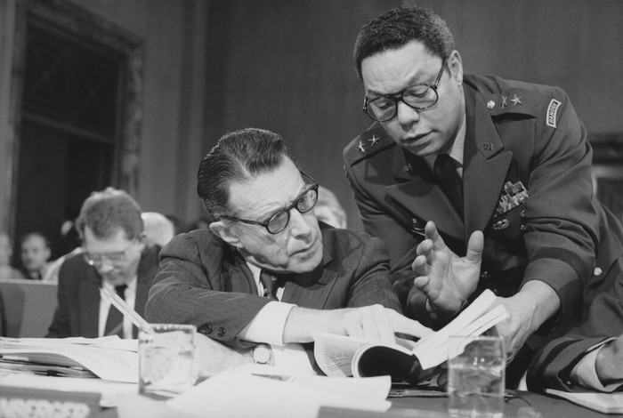 Mengenang Colin Powell, Eks Menlu AS yang Meninggal Karena COVID-19 Menlu AS 2001-2005, Colin Powell menghembuskan nafas terakhir, Senin (18/10) pada usia 84. Amerika pun mengibarkan bendera setangah tiang. Bagaimana sosoknya?