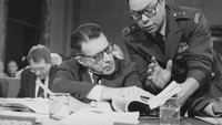 Jenderal Colin Powell bersama Menteri Pertahanan AS, Casper Weinberger di Washington, (8/2/1985). (AP Photo/J. Scott Applewhite, File)