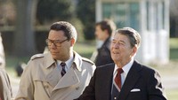 Colin Powell mengawal Presiden Ronald Reagen, di Washington (18/10/1988). Powell adalah warga keturunan kulit hitam pertama yang menjabat sebagai Menlu AS. Eks jenderal militer AS itu pernah menjabat sebagai penasihat keamanan nasional di bawah Presiden Ronald Reagen pada 1987 hingga 1989. (AP Photo/Barry Thumma)
