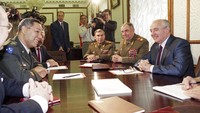 Jenderal Colin Powell saat pertemuan dengan Presiden Uni Soviet Mikhail Gorbachev di Moskow, (24/7/1991). Powell dilahirkan di Kota New York, 5 April 1937.  (AP Photo, File)