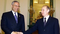 Colin Powell saat menjabat sebagai Menteri Luar Negeri AS bertemu dengan Presiden Rusia, Vladimir Putin di Moskow (18/10/2001).  (Yuri Kadobnov/Pool Photo via AP, File)