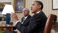 Colin Powell besama Presiden Barrack Obama di Ruang Oval Gedung Putih, Washington (1/12/2010).  (AP Photo/J. Scott Applewhite)