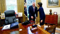Colin Powell saat menjabat sebagai Menteri Luar Negeri AS bersama penasehat keamanan nasional Condoleezza Rice di Ruang Oval Gedung Putih, Washington  DC, (7/5/2002).   (AP Photo/Pablo Martinez Monsivais, Pool)