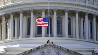 Bendera setengah tiang dikibarkan di gedung parlemen AS, di Washington (18/10/2021).  Powel terus dikenang atas pidato kontroversial pada 5 februari 2003 lalu di Dewan Keamanan PBB. Saat itu ia menyebut bahwa Presiden Irak Saddam Hussein seseorang yang berbahaya bagi dunia lantaran negaranya memiliki persenjataan kimia dan biologi.  (AP Photo/J. Scott Applewhite)