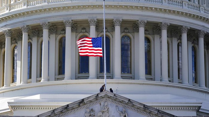 Menlu AS 2001-2005, Colin Powell menghembuskan nafas terakhir, Senin (18/10) pada usia 84. Amerika pun mengibarkan bendera setangah tiang. Bagaimana sosoknya?