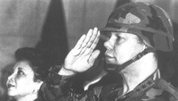 Letnan Jenderal Colin Powell dalam sebuah acara di Frankfurt, Jerman (30/12/1986). Kami telah kehilangan suami, ayah, kakek, dan orang Amerika yang luar biasa dan penyayang, kata keluarga saat mengumumkan kepergian Powell. (AP Photo/Udo Weitz)