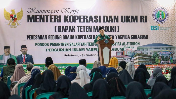 Menteri Koperasi dan UKM Teten Masduki melakukan kunjungan kerja sekaligus meresmikan Gedung Graha Koperasi Darussyifa Yaspida Sukabumi