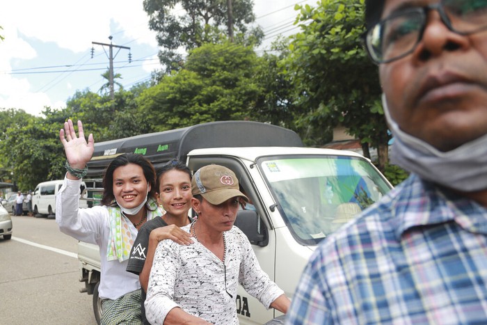 Warga menyambut haru keluarganya yang dibebaskan dari penjara di Yangon, Myanmar. Sedikitnya 5.600 pendemo anti pemerintah dibebaskan usai mendapat tekanan dari ASEAN.