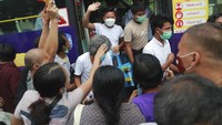 Gelombang tahanan yang dibebaskan turun dari bus. Junta telah membebaskan tahanan beberapa kali sejak kudeta pada Februari lalu, namun pembebasan kali ini adalah yang terbanyak.