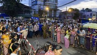 Kerumunan anggota keluarga menunggu pembebasan tahanan di depan penjara Insein, Yangon.