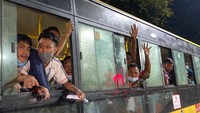 Tahanan menggunakan bus ke luar dari kompleks penjara. Tahanan ini merupakan pendemo anti junta militer yang ditangkap dalam demonstrasi, Februari lalu.