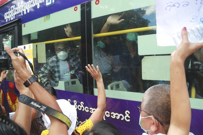 Warga menyambut haru keluarganya yang dibebaskan dari penjara di Yangon, Myanmar. Sedikitnya 5.600 pendemo anti pemerintah dibebaskan usai mendapat tekanan dari ASEAN.
