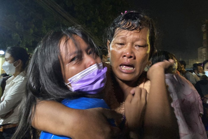 Momen Haru Pembebasan Tahanan Politik Myanmar Warga menyambut haru keluarganya yang dibebaskan dari penjara di Yangon, Myanmar. Sedikitnya 5.600 pendemo anti pemerintah dibebaskan usai mendapat tekanan dari ASEAN.