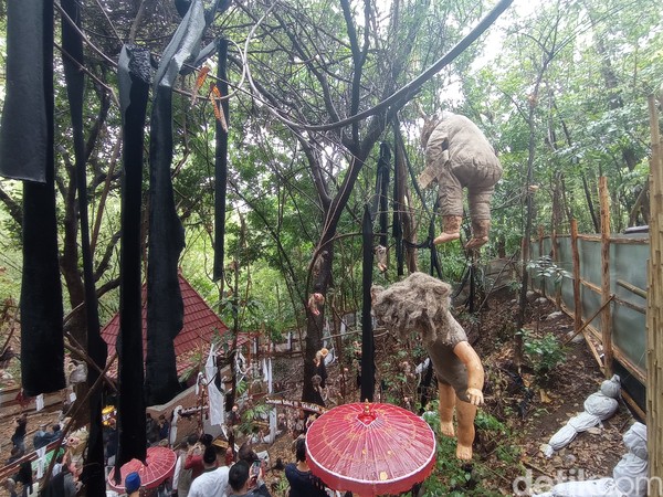 Di dalam museum ini terdapat ratusan boneka yang digantung. Boneka diletakkan di sembarang tempat. (Sudirman Wamad/detikcom) Di dalam museum ini terdapat ratusan boneka yang digantung. Boneka diletakkan di sembarang tempat. (Sudirman Wamad/detikcom)