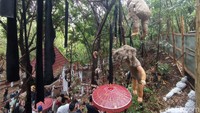 Di dalam museum ini terdapat ratusan boneka yang digantung. Boneka diletakkan di sembarang tempat. (Sudirman Wamad/detikcom)