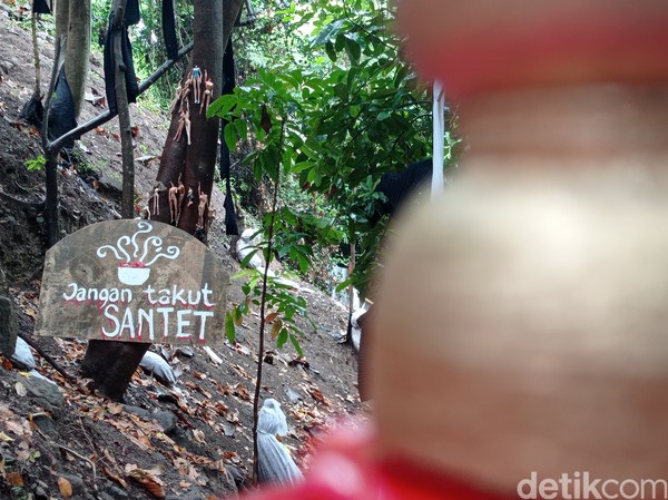 Uniknya, museum yang dibuat Ustaz Ujang Busthomi itu adalah museum santet. (Sudirman Wamad/detikcom) Uniknya, museum yang dibuat Ustaz Ujang Busthomi itu adalah museum santet. (Sudirman Wamad/detikcom)