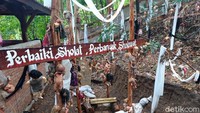 Selain boneka dan pocong-pocongan, Kang Ujang, juga memasang sejumlah papan yang menyampaikan pesan-pesan dakwah, seperti perbanyak selawat, perbaiki salat dan lainnya. (Sudirman Wamad/detikcom)