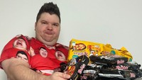 Pria 29 tahun itu diketahui obesitas karena konten mukbang ekstrem yang dijalaninya. Berat badannya saat ini menyentuh angka di atas 136 kg. Foto: Instagram nikocadoavocado_real 