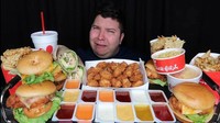 Nikocado Avocado kini punya lebih dari 2,6 juta subscribers di YouTube. Pria ini sering memamerkan aksi mukbang ekstrem dimana makanannya berporsi jumbo dan mengandung puluhan ribu kalori. Foto: Instagram nikocadoavocodo