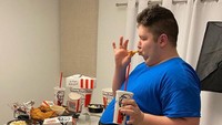 Sampai saat ini Nikocado sepertinya belum akan berhenti dari kebiasaan makannya yang banyak. Meski sudah buncit, ia tetap saja asyik melahap fast food. Foto: Instagram nikocado.mentalbreakd