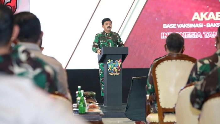 Panglima TNI Marsekal Hadi Tjahjanto memberikan pengarahan saat meninjau vaksinasi massal yang digelar Akabri 99 di Mako Brimob, Depok.