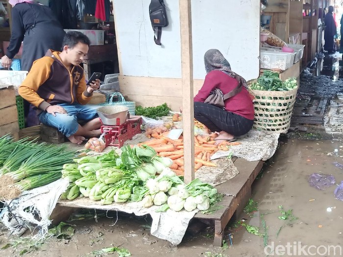 Pasar Darurat Banjarnegara pasca-diterjang banjir, Rabu (20/10/2021).