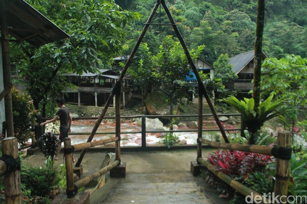 Yang membuat lebih menarik lagi, pemandian air panas ini berdampingan langsung dengan Sungai Cikuluwung yang bersumber langsung dari pegunungan. (Luthfi Hafidz/detikcom) Yang membuat lebih menarik lagi, pemandian air panas ini berdampingan langsung dengan Sungai Cikuluwung yang bersumber langsung dari pegunungan. (Luthfi Hafidz/detikcom)