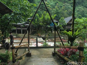 Dinginnya Bogor Hilang dengan Hangatnya Pemandian Air Panas Ciparay