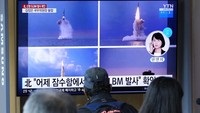 Disebutkan juga oleh KCNA bahwa uji coba rudal itu dilakukan dari kapal selam yang sama, yakni 8.24 kapal Yongung, yang digunakan saat menguji coba SLBM pertama mereka sekitar lima tahun lalu, yang mengindikasikan rezim komunis ini mungkin hanya memiliki kemajuan terbatas dalam kemampuan peluncurannya. Foto-foto yang dirilis surat kabar nasional Korut, Rodong Sinmun, menunjukkan sebuah rudal berwarna hitam-putih meluncur ke udara dari dalam air dengan kepulan asap dan kobaran api pada ekornya. Terlihat juga sebuah kapal selam yang mengapung dalam foto lainnya yang dirilis Rodong Sinmun. AP Photo/Ahn Young-joon.