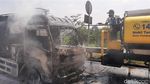 Penampakan Truk BBM Solar yang Terbakar di Tol Pandaan-Malang