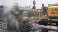 Saat terbakar, truk berada di lajur kiri. Tampak bagian depan mobil truk BBM tersebut hangus dilalap si jago merah.