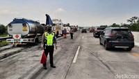 Kanit PJR IV Polda Jatim, AKP L Rahmad Budiarto mengatakan kebakaran bermula saat truk melaju dari arah Surabaya menuju Malang. Tiba-tiba muncul asap di mesin. Mengetahui ada asap, sopir langsung berhenti dan turun mengecek.