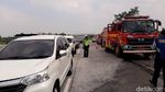 Penampakan Truk BBM Solar yang Terbakar di Tol Pandaan-Malang